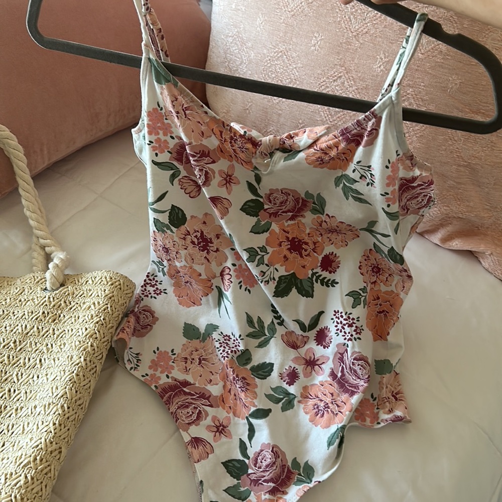 GARAGE Floral Bodysuit Top. Size Large